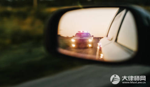 女司机开奔驰接娃停路中间致大堵车,不停劝阻还骂路人会怎么处罚？