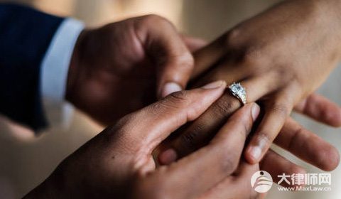 女老板看上男下属,花300万让其离婚后又起诉返还会怎么判？