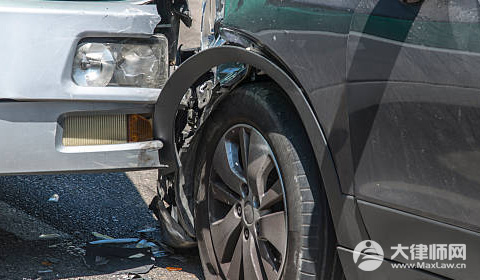 女子骑车横穿马路被撞判全责法律依据是什么？