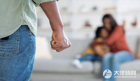 父亲喝醉殴打母亲犯法吗?