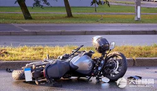 摩托车撞人导致骨折赔偿多少钱?