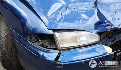 行人闯红灯致骑手被碾身亡获刑2年半,行人构成什么罪名？