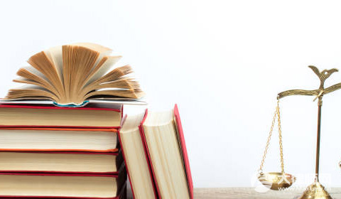 女子被闺蜜用菜刀砍伤头部拒和解,轻微伤可以拘留几天？