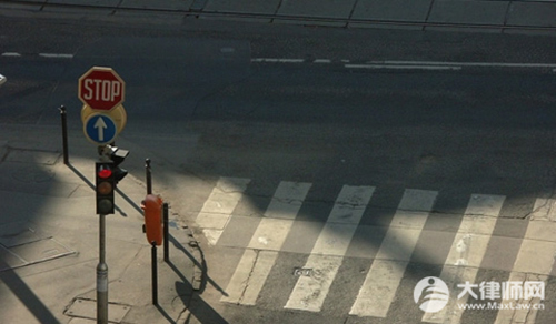 行人横穿马路被撞谁是全责?