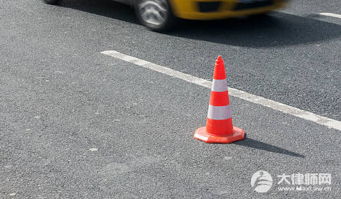 新能源汽车高速趴窝,男子蛮力推行2公里违法吗？