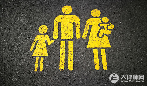 老人去世留8套房给非亲生女儿最多,遗嘱效力怎么认定？