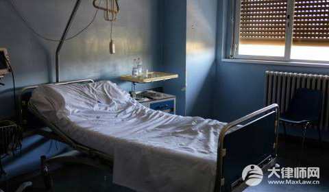 老人手术时导丝断裂掉进血管,医疗事故该如何赔偿？