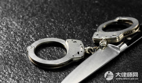 男子为给领导添堵向境外泄露机密构成什么罪？