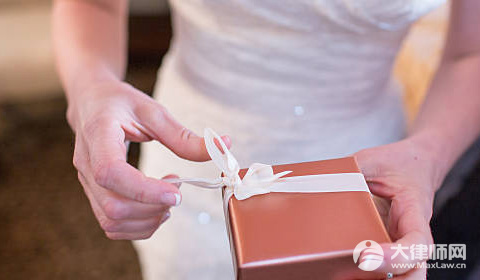 女方悔婚退彩礼扣3万拥抱费合法吗？