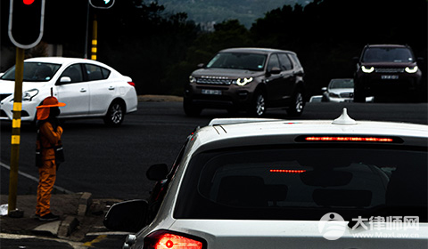 公交车溅水怎么投诉司机?