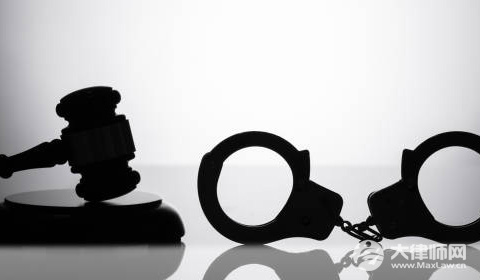 小区保安要求登记身份证违法吗?