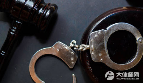 男子4个月偷菜18次获刑6个月,小偷小摸构成盗窃罪吗？