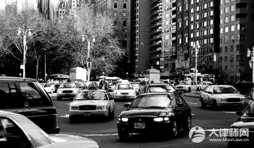 相撞了才发现有块超长透明玻璃,事故责任会如何划分？