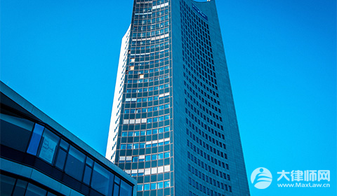 重庆男子下楼捡鞋坠入绿化带深坑身亡,物业需要承担什么责任？