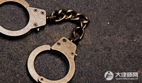 两男子学野鸡叫打猎,误将对方打伤会怎么判？