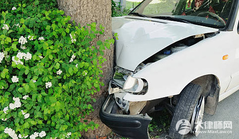 车辆冲入鱼塘造成10万余元损失,谁来买单？