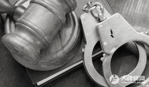 男子偷30万藏备胎里被批捕,盗窃30万会判多久？