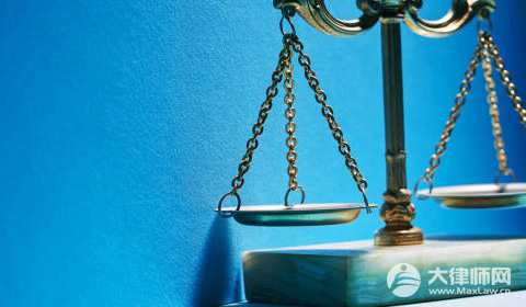 女子找借口用同事手机几年转走17万构成什么罪？