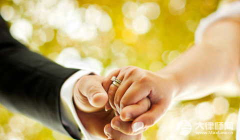 前妻回应男子养了20年的儿子非亲生,男子是否可以要求赔偿？