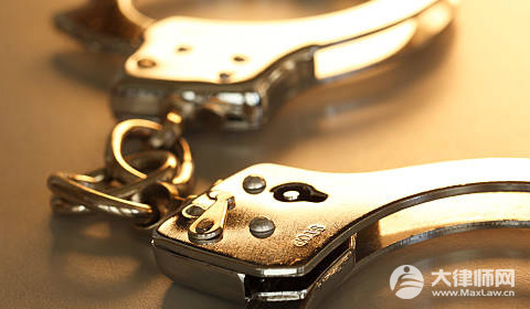 男子伙同二人驾车撞死母亲骗保构成什么罪,会判多久？