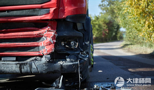 货车货物掉落造成交通事故如何定责?