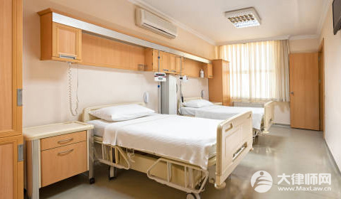 14岁男生嬉闹时被女同学打中左胸后瘫痪,赔偿责任比例如何划分？