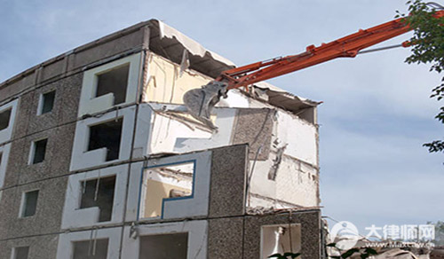 小区外墙脱落砸伤人责任谁来承担?