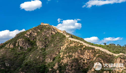 游客翻越景区护栏属于违法行为吗?