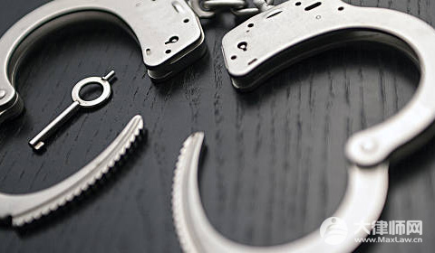 陕西咸阳一处草坪现加药火腿肠,药成分对人无害是否违法？