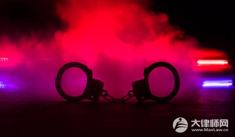 醉酒乘客车费付成10万司机全额退还,不退换构成犯罪吗？