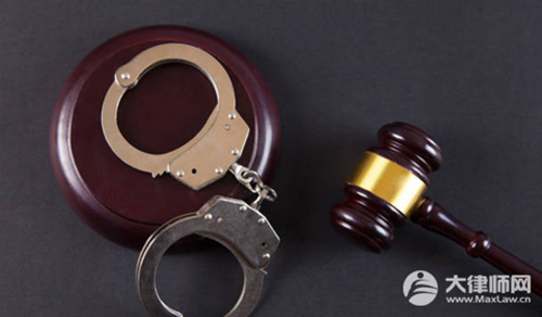 为防食客腹泻饭店往菜里加抗生素,饭店此举构成犯罪吗？