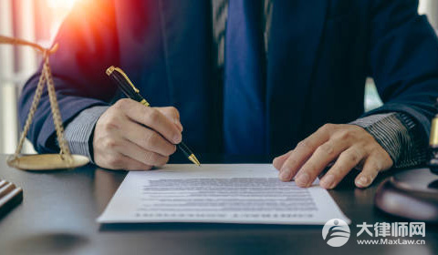 车辆冲入鱼塘漏油致鱼群死亡怎么判?