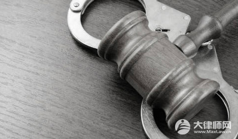 小孩试戴金镯10秒被索赔1000元是否合法？