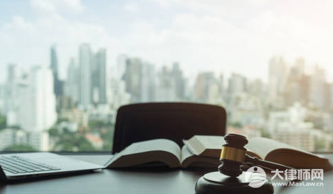 间谍伪装完美男友向女博士打探秘密,女博士构成什么罪？