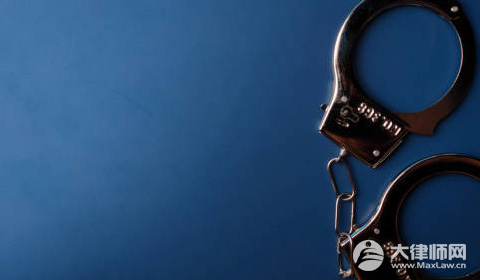 男子代购印度壮阳药被判刑,该男子构成什么罪名？