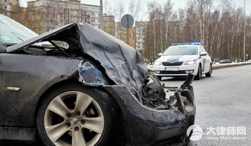 对方插队我没让故意撞了车谁责任