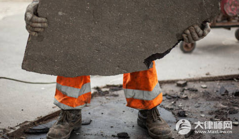 南京一企业拍员工厕所照并标注时长,超过15分钟将罚款450元是否合法？