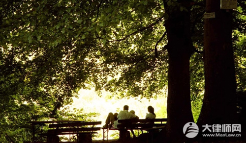 儿子逼老母过户财产犯法吗?