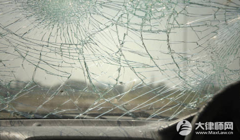 湖南一女子交通肇事后让弟弟顶包,获刑1年3个月法律依据是什么？