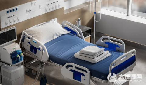 保质期内的食物因霉变吃坏了肚子,责任由谁承担？