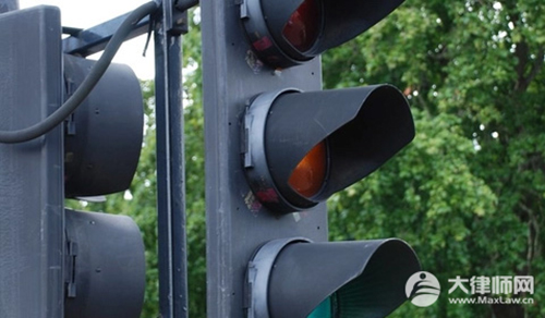 绿灯不走也违法吗