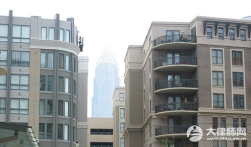 顶楼漏水楼下的住户平摊吗?