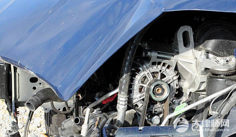 轿车违规掉头被别人的车撞了怎么处理?