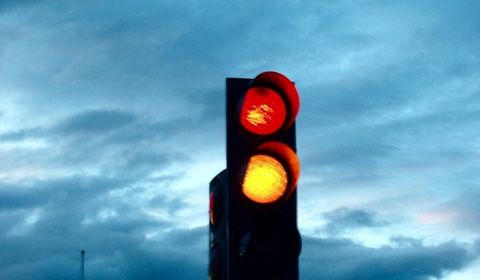 行人闯红灯被机动车撞了责任怎么划分?