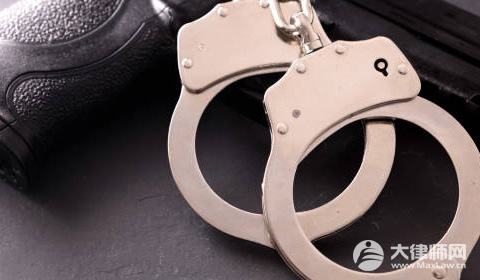 男子吃霸王餐扇民警耳光被拘留法律依据是什么？