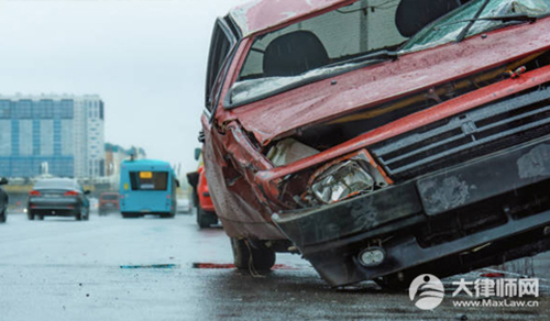 76岁老人险遭货车碾压,货车司机全责该如何赔偿？