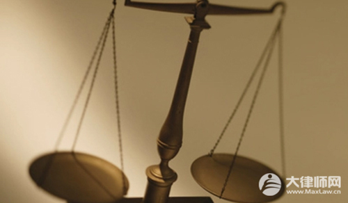 店主持刀砍打假博主是否违法,会怎么处罚？