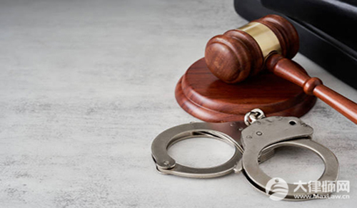 儿媳偷走婆婆43万在KTV挥霍一空，构成什么罪?