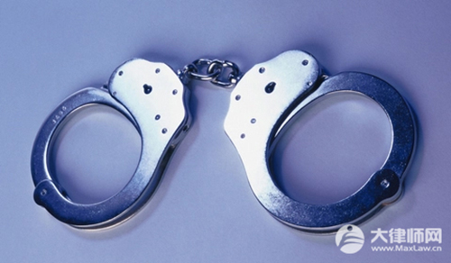 男子怀疑邻居摆阵作法要害他,改装射钉枪射杀二人会怎么判？