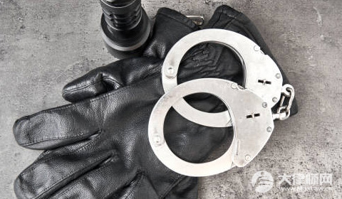 男子抢夺珠宝店手镯被外卖员控制,外卖小哥算见义勇为吗？